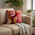 Cuscino Embroidery Linee e Curve Astratte Rosso su divano in appartamento