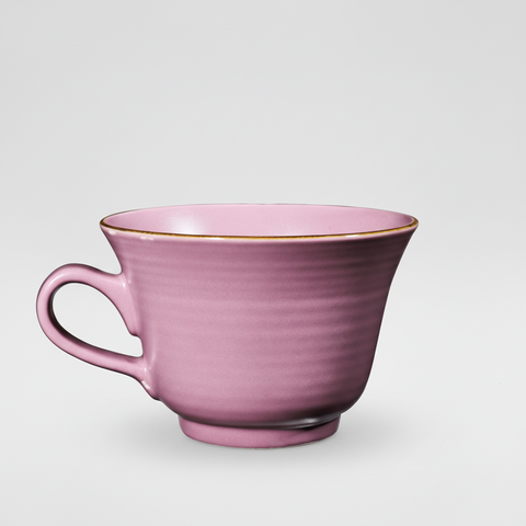 Tazza lilla su sfondo grigio