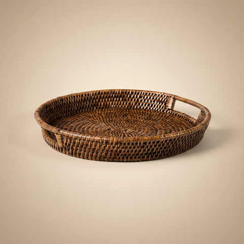 Vassoio tondo in rattan con maniglie 30cm su sfondo beige neutro