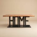 Tavolo pranzo HOME in acacia e ferro su sfondo beige con ombra