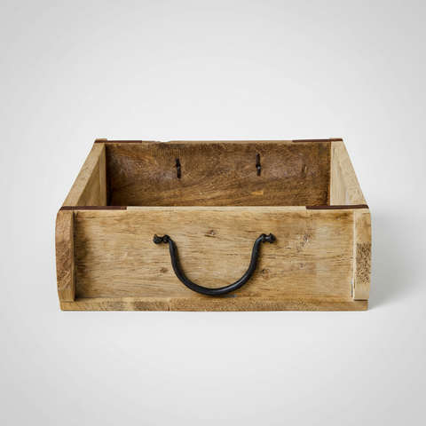 Cassetta in legno naturale con maniglia in ferro e ganci interni