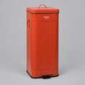 Pattumiera Daily Trash Corallo 30L su sfondo grigio con ombra morbida