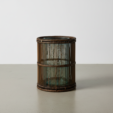 Lanterna cilindrica in rattan naturale con vetro per tea light su sfondo neutro