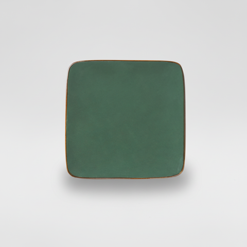 Piatto verde quadrato su sfondo grigio con ombra