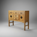 Consolle in legno naturale con cassetti e ante su sfondo grigio