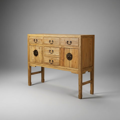 Consolle in legno naturale con cassetti e ante su sfondo grigio