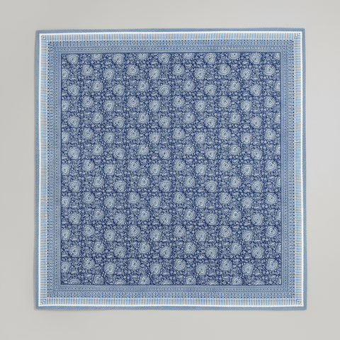 Mezzero in cotone con pattern paisley blu e bianco - sfondo grigio