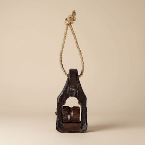 Carrucola vintage su sfondo beige con ombra
