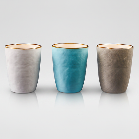 Tazze ceramica su sfondo grigio con ombra