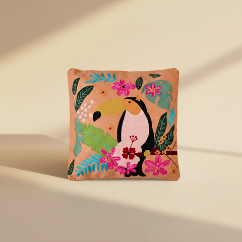 Cuscino Embroidery Tucano sfondo beige