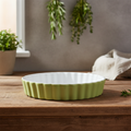 Stampo crostata ceramica verde salvia ambientato in cucina rustica