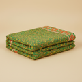 Copriletto Kantha in cotone verde con bordo floreale arancione e cucitura a mano