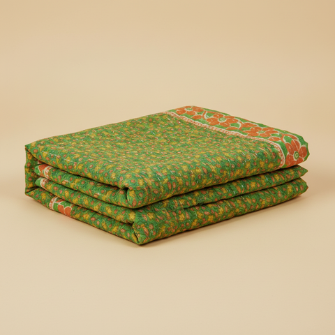 Copriletto Kantha in cotone verde con bordo floreale arancione e cucitura a mano