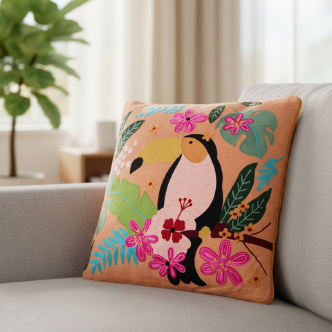 Cuscino Embroidery Tucano in primo piano su divano