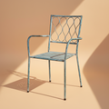 Sedia da esterno in ferro blu con braccioli - sfondo neutro beige
