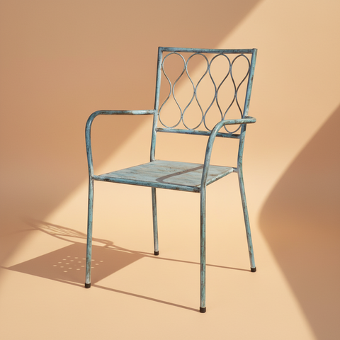 Sedia da esterno in ferro blu con braccioli - sfondo neutro beige