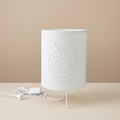 Lampada da tavolo bianca con decorazione conchiglia in rilievo - sfondo beige
