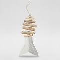 Campanello driftwood su sfondo grigio con ombra
