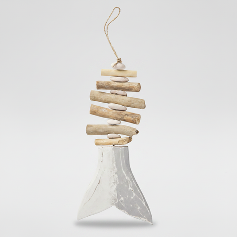 Campanello driftwood su sfondo grigio con ombra