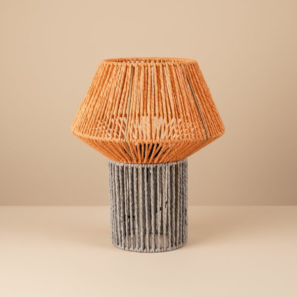 Lampada fungo decorativa arancione e grigia in corda intrecciata - sfondo beige
