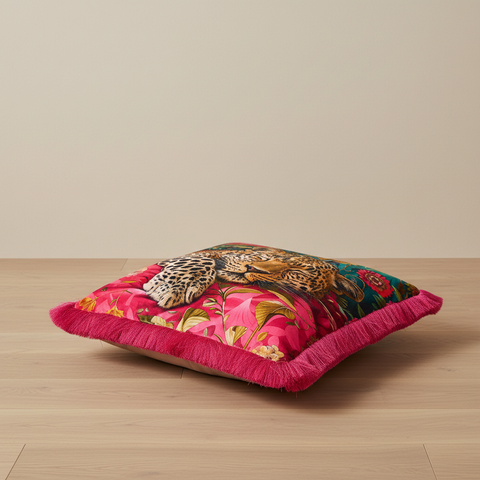 Cuscino Malindi Tigre con Frange Fucsia su sfondo neutro