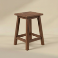 Sgabello in legno riciclato su sfondo beige con ombra