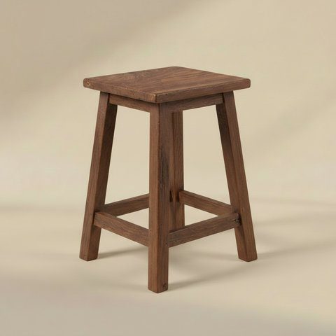 Sgabello in legno riciclato su sfondo beige con ombra
