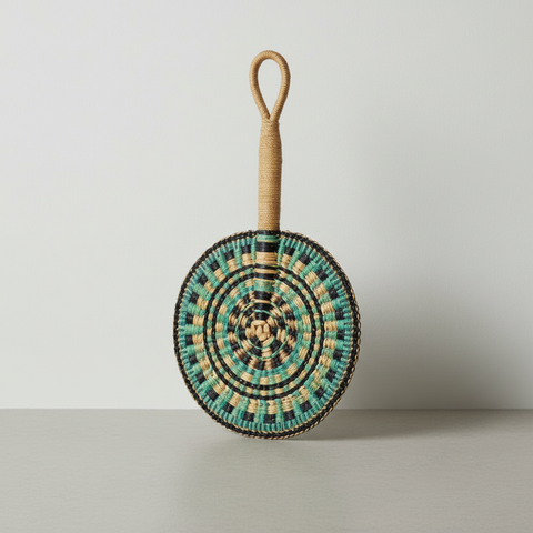 Ventolina decorativa in sea grass con motivo a cerchi blu e naturale su sfondo neutro