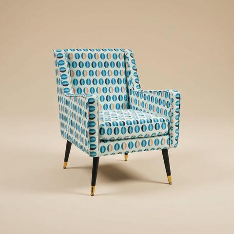 Poltrona mid-century moderna sfondo beige con ombra