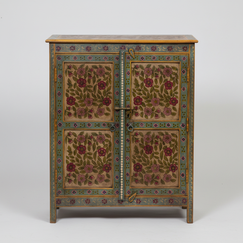 Credenza decorata su sfondo grigio chiaro minimal