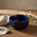 Ciotola blu navy ceramica in scena ambientata