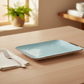 Piatto ceramica azzurro su tavola minimal in casa mediterranea