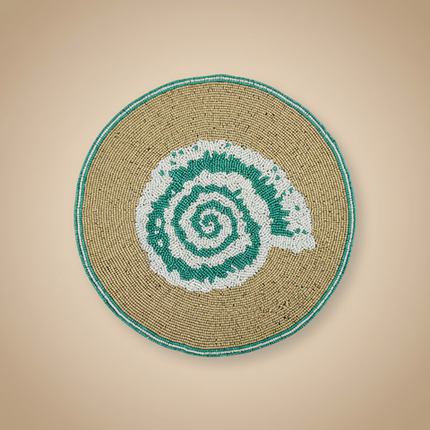 Tovaglietta rotonda in perline con motivo spirale verde e bianco su sfondo beige