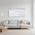 Quadro panoramico montagne Gallery sopra divano in soggiorno minimalista