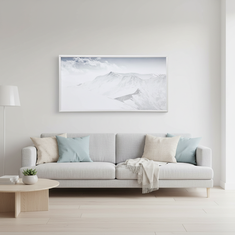 Quadro panoramico montagne Gallery sopra divano in soggiorno minimalista