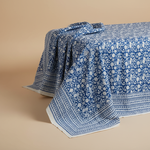 Mezzero Ortigia in cotone blu e bianco con motivo floreale su sfondo beige