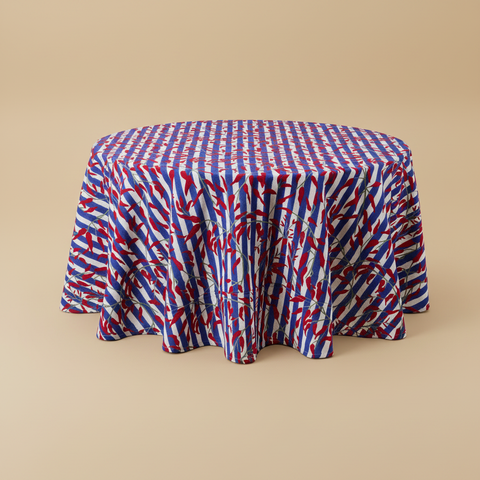 Tovaglia rotonda a righe rosse blu e bianche su sfondo beige