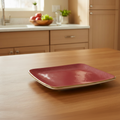 Piattino rosso centrato in cucina