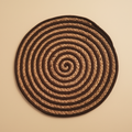 Sottopiatto rotondo spirale naturale e marrone su sfondo beige