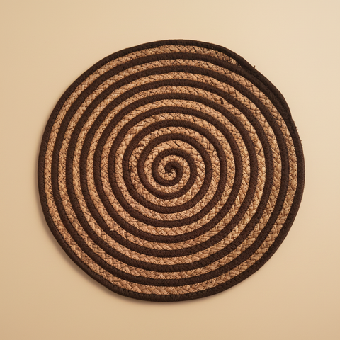Sottopiatto rotondo spirale naturale e marrone su sfondo beige