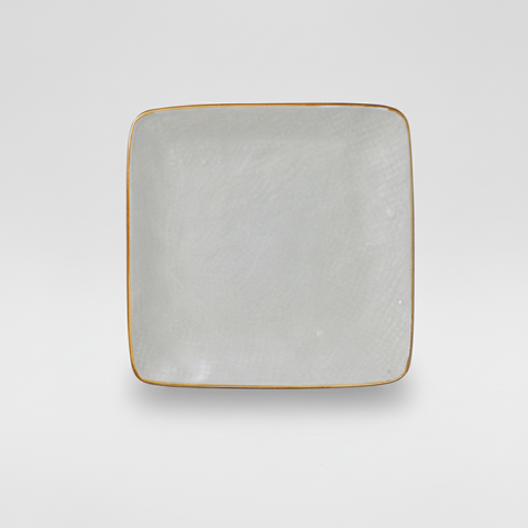 Piatto bianco quadrato su sfondo grigio con ombra