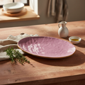 Vassoio ovale rosa ambientato in cucina mediterranea