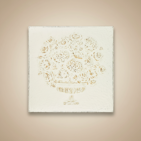 Pannello decorativo floreale in legno bianco anticato su sfondo beige