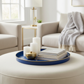 Vassoio Honi blu royal su tavolino elegante con decorazioni