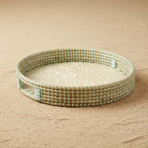 Vassoio rotondo in seagrass con accenti verde menta e madreperla