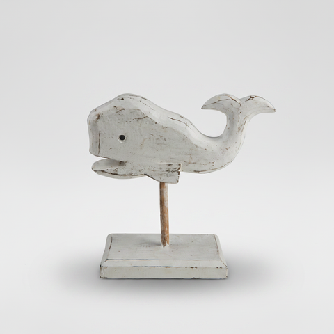 Balena decorativa su sfondo grigio con ombra