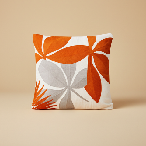 Cuscino decorativo su sfondo neutro beige sabbia