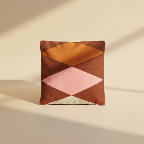 Cuscino Embroidery Losanghe Terracotta Rosa sfondo beige