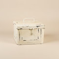 Scatola metallo crema su sfondo beige con ombra