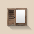 Specchio Leeds in acacia con anta a persiana su sfondo beige con ombra